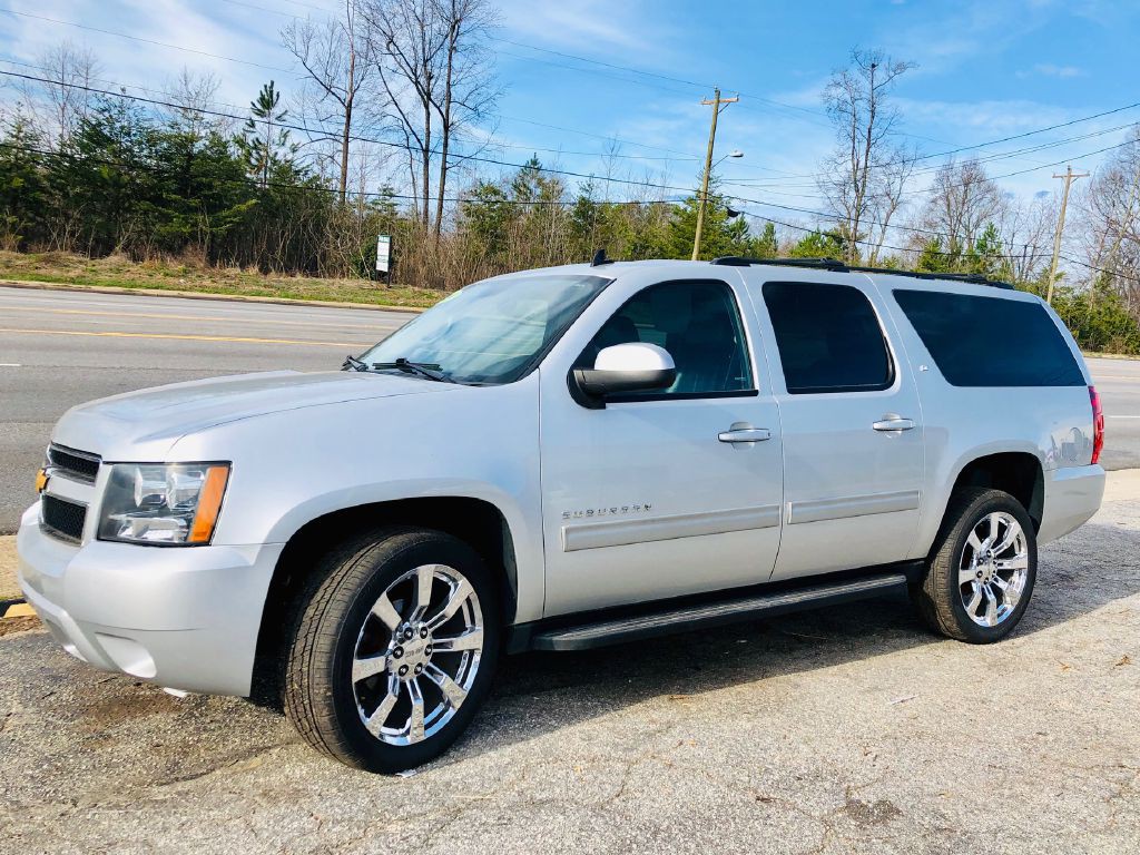 2014 Chevrolet Suburban Image 3