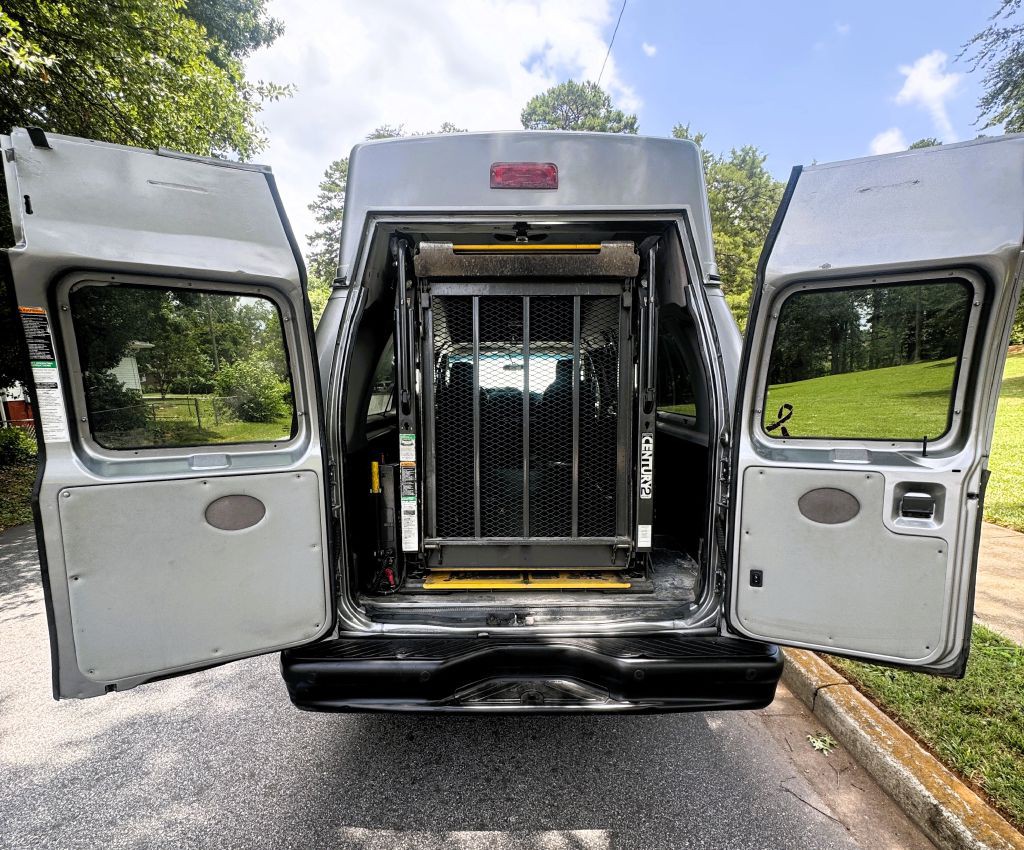 2010 Ford Econoline Image 12