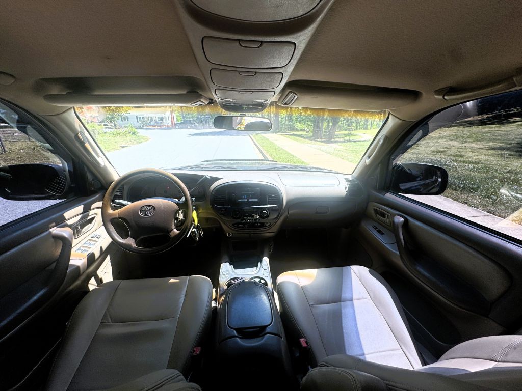 2004 Toyota Sequoia Image 10
