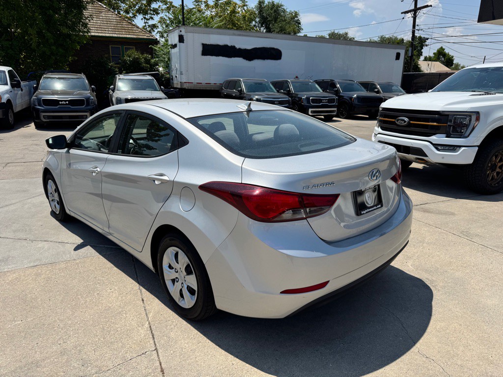 2016 Hyundai Elantra Image 12