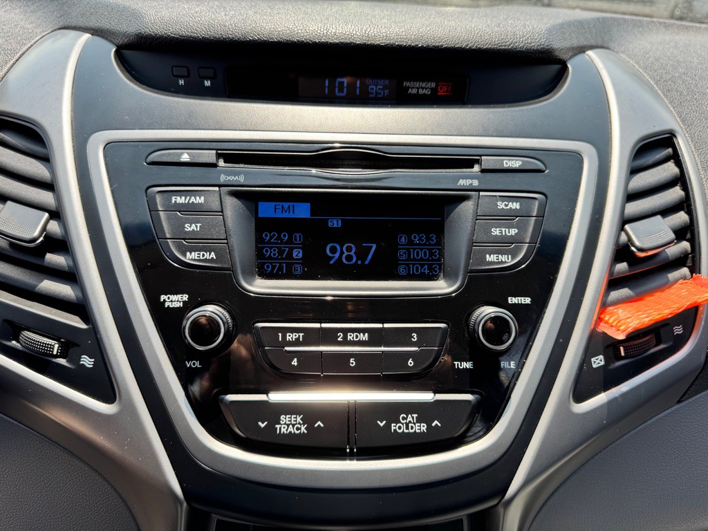 2016 Hyundai Elantra Image 18