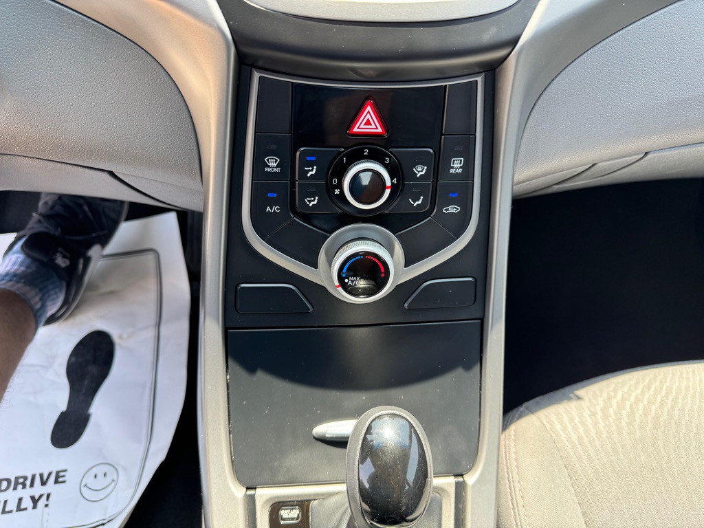 2016 Hyundai Elantra Image 19