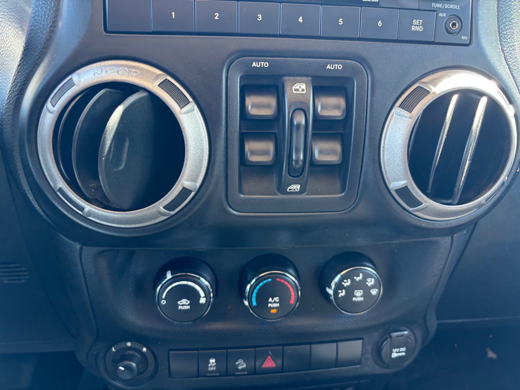 2012 Jeep Wrangler Unlimited Image 24