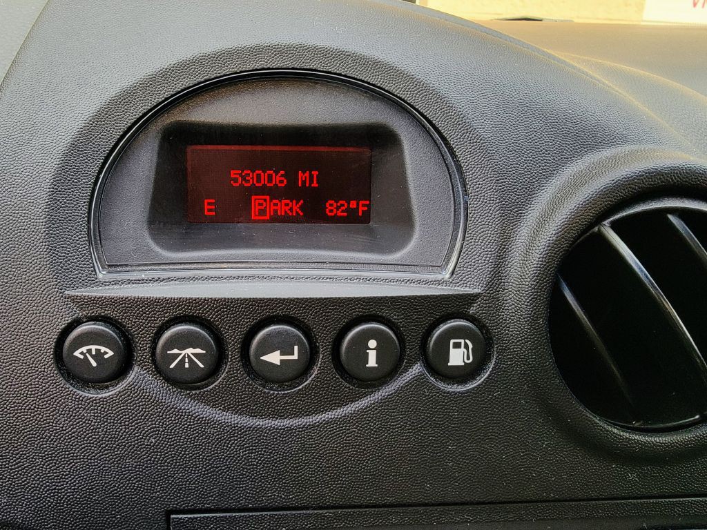2005 Pontiac Grand Prix Image 2
