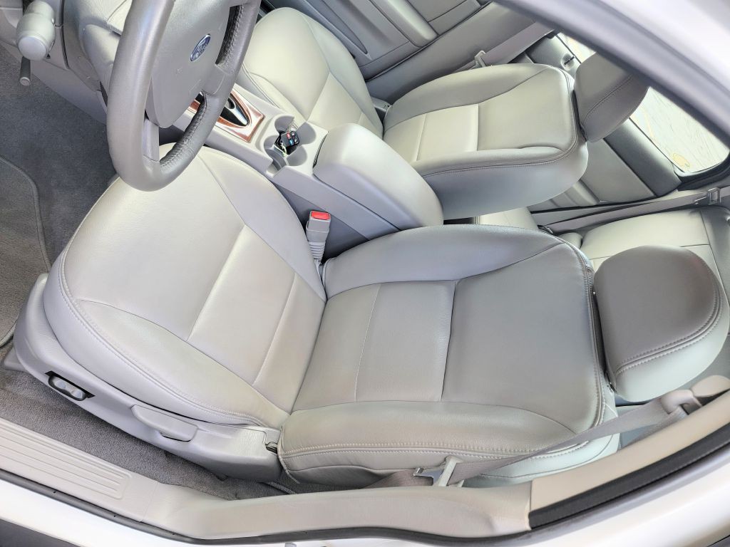 2004 Ford Taurus Image 8