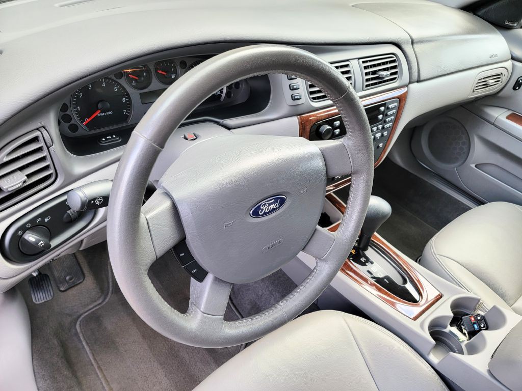 2004 Ford Taurus Image 9