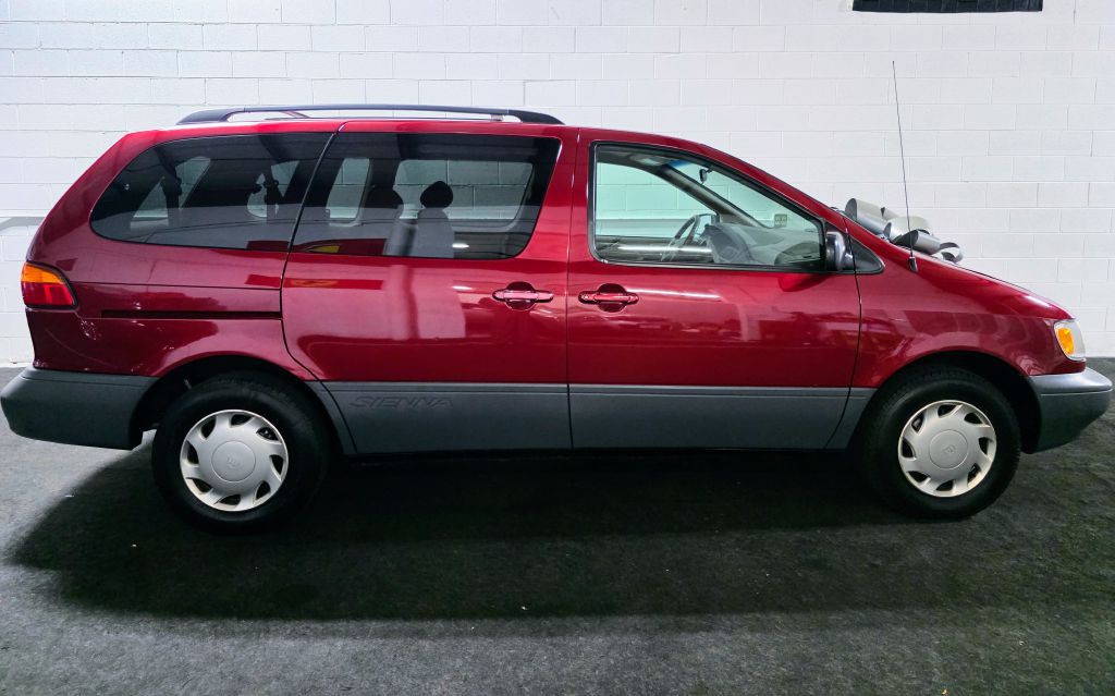 1999 Toyota Sienna Image 2