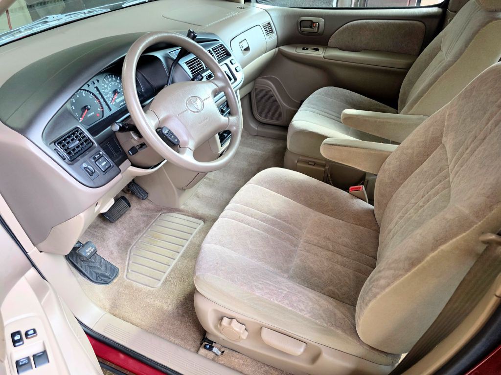 1999 Toyota Sienna Image 9