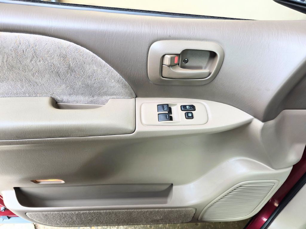 1999 Toyota Sienna Image 11