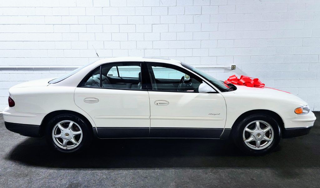 2001 Buick Regal Image 2