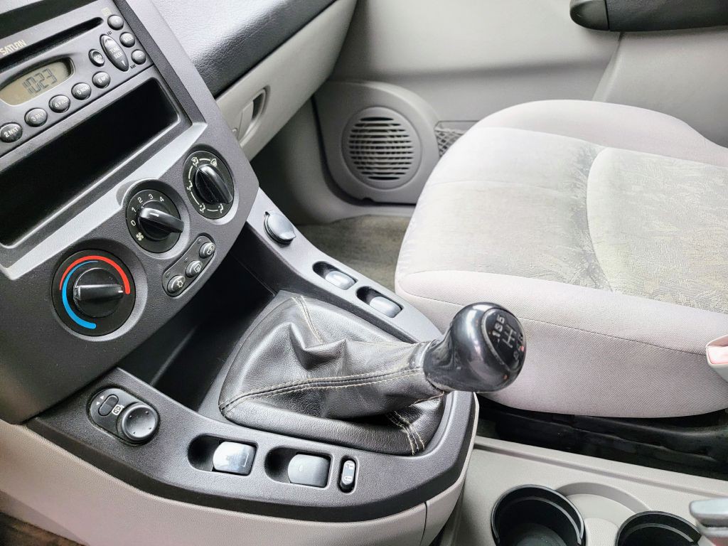 2004 Saturn Vue Image 4