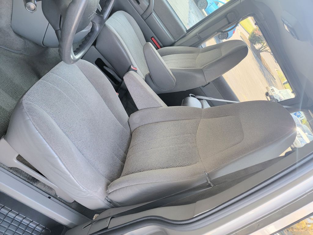 2005 GMC Safari Image 9