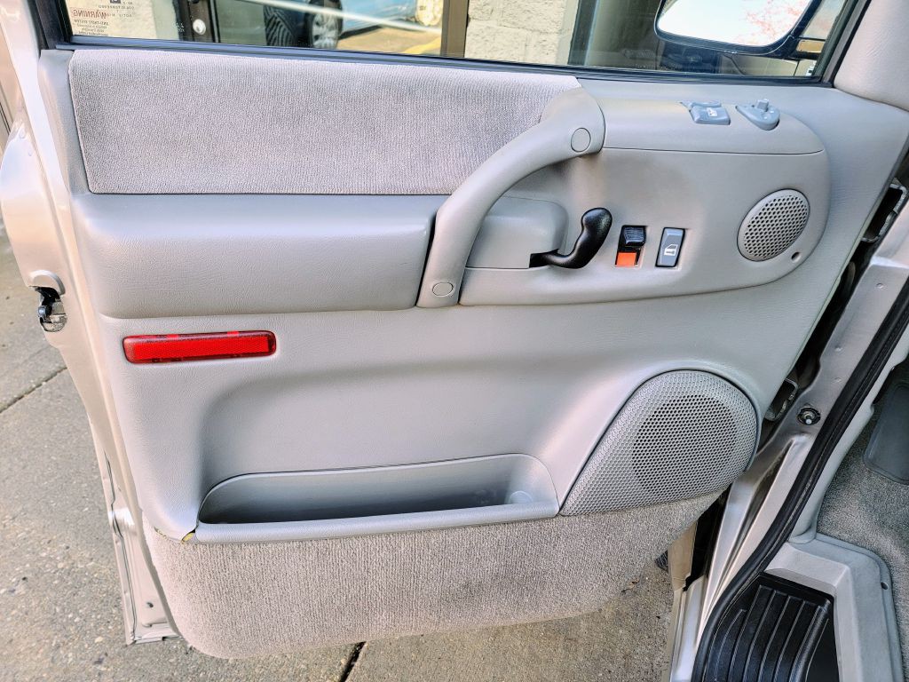 2005 GMC Safari Image 12