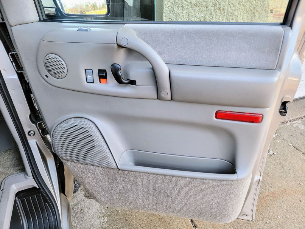 2005 GMC Safari Image 16