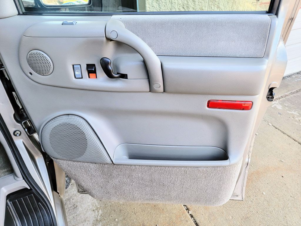 2005 GMC Safari Image 25
