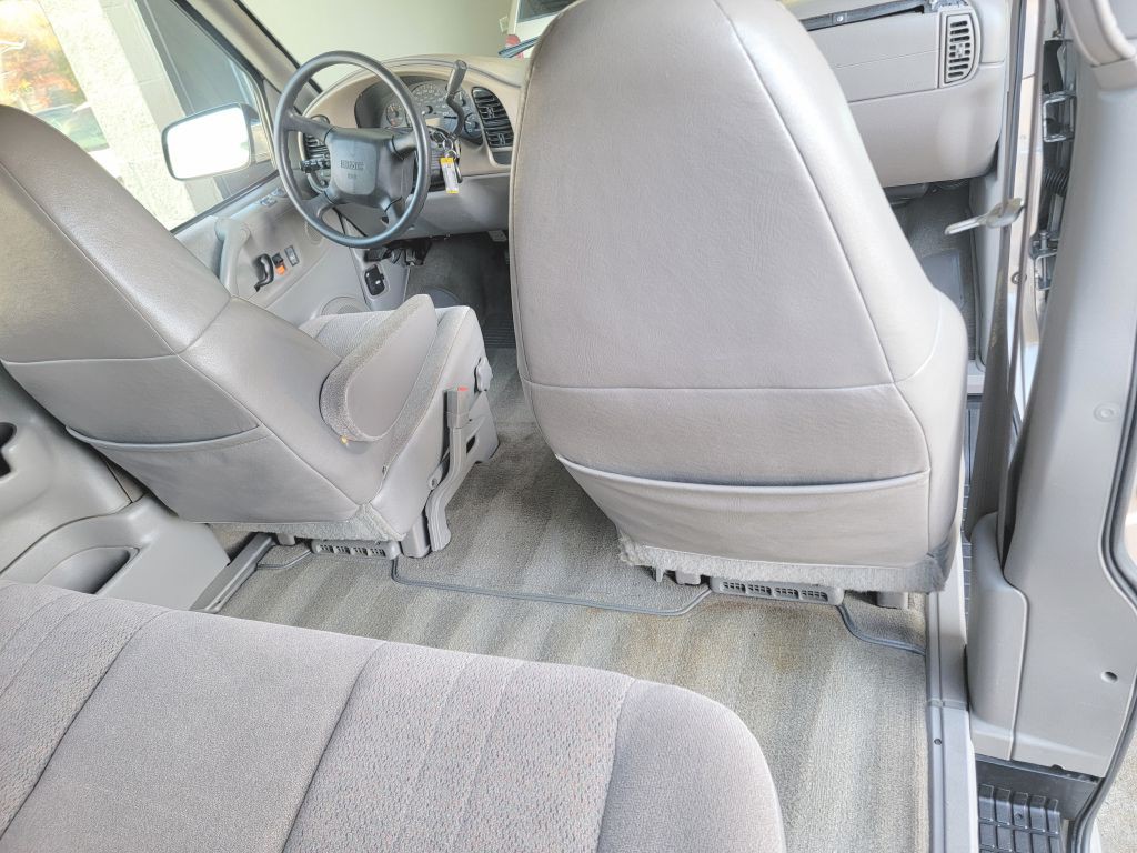 2005 GMC Safari Image 31