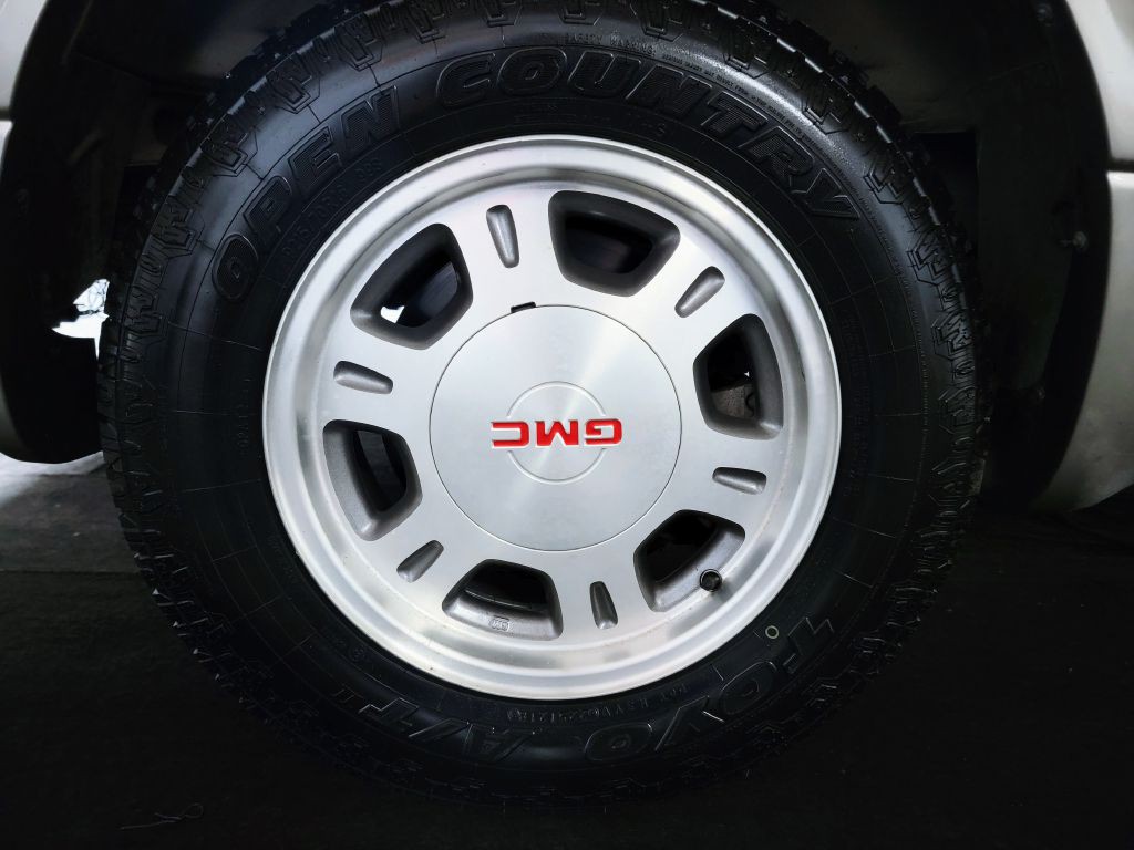 2005 GMC Safari Image 66