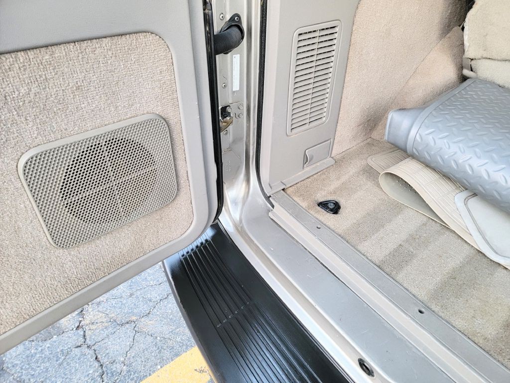 2005 GMC Safari Image 73