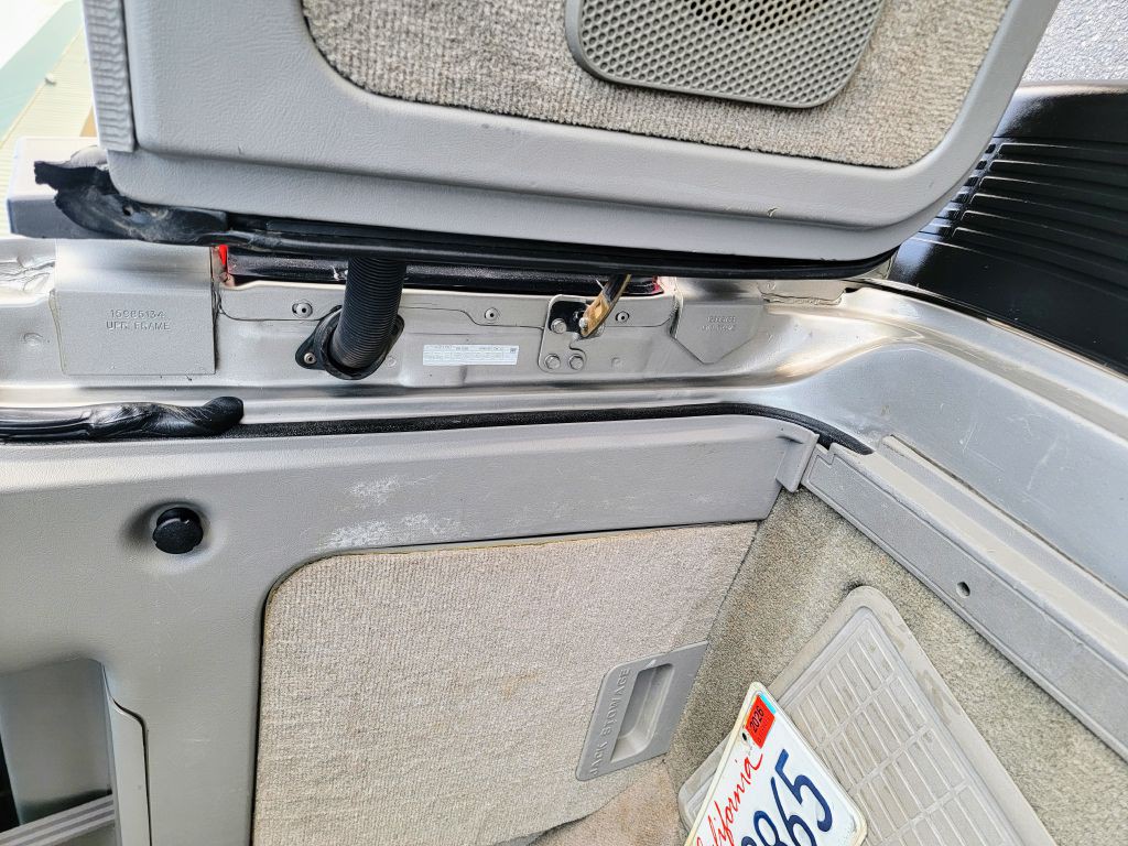 2005 GMC Safari Image 76