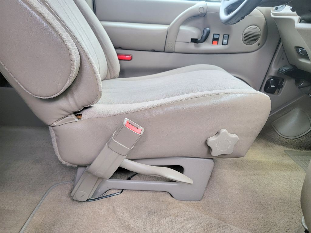 2005 Chevrolet Astro Image 50