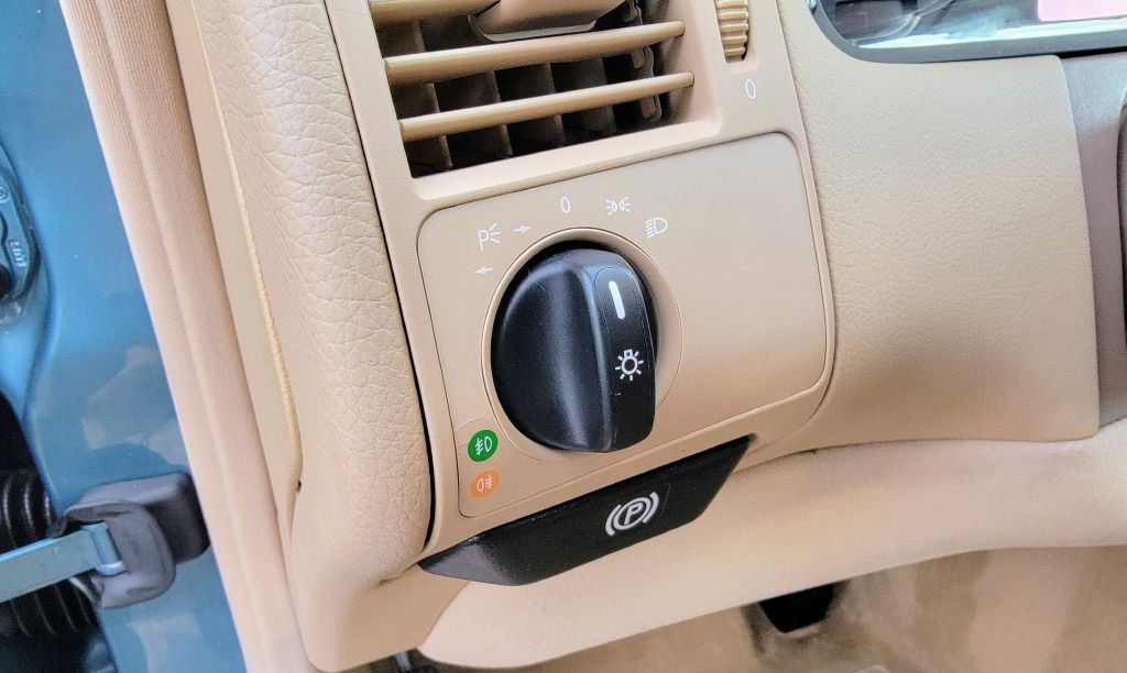 2001 Mercedes-Benz E-Class Image 10