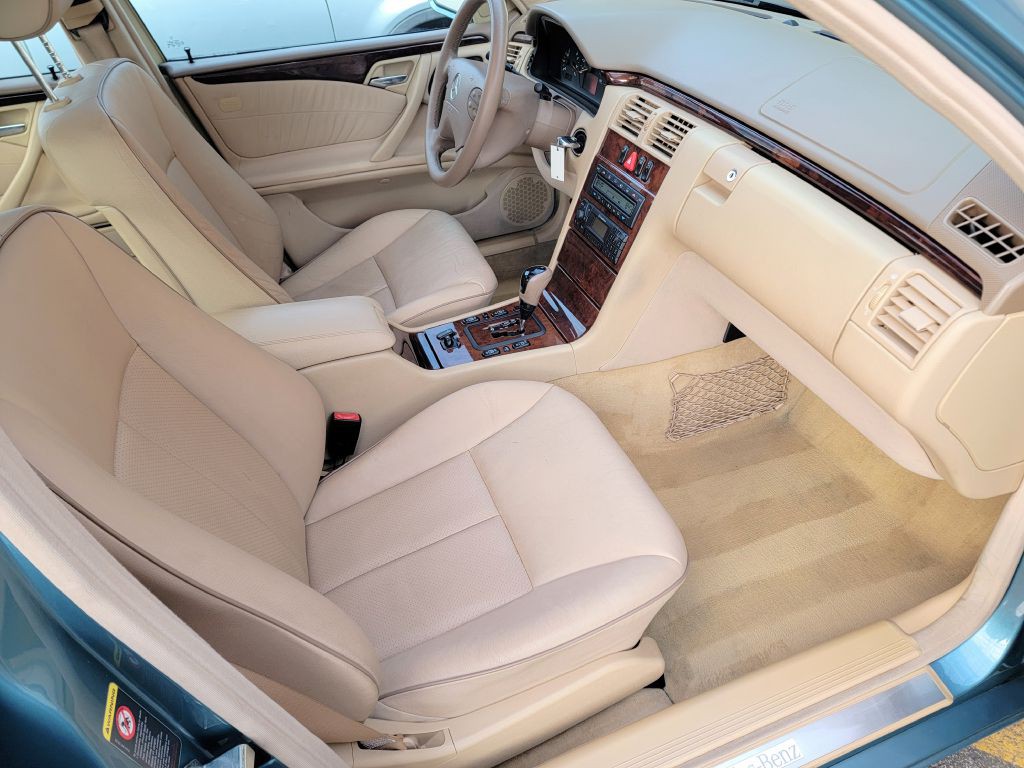2001 Mercedes-Benz E-Class Image 19