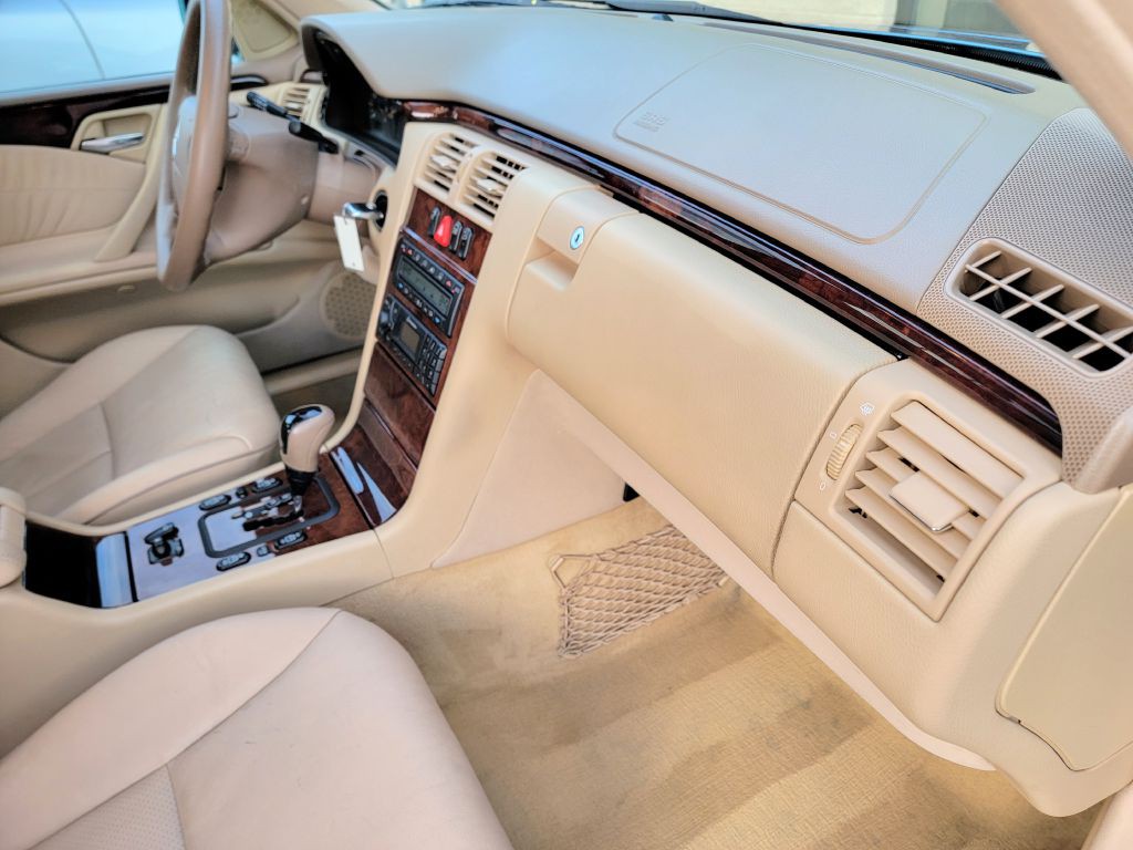 2001 Mercedes-Benz E-Class Image 26