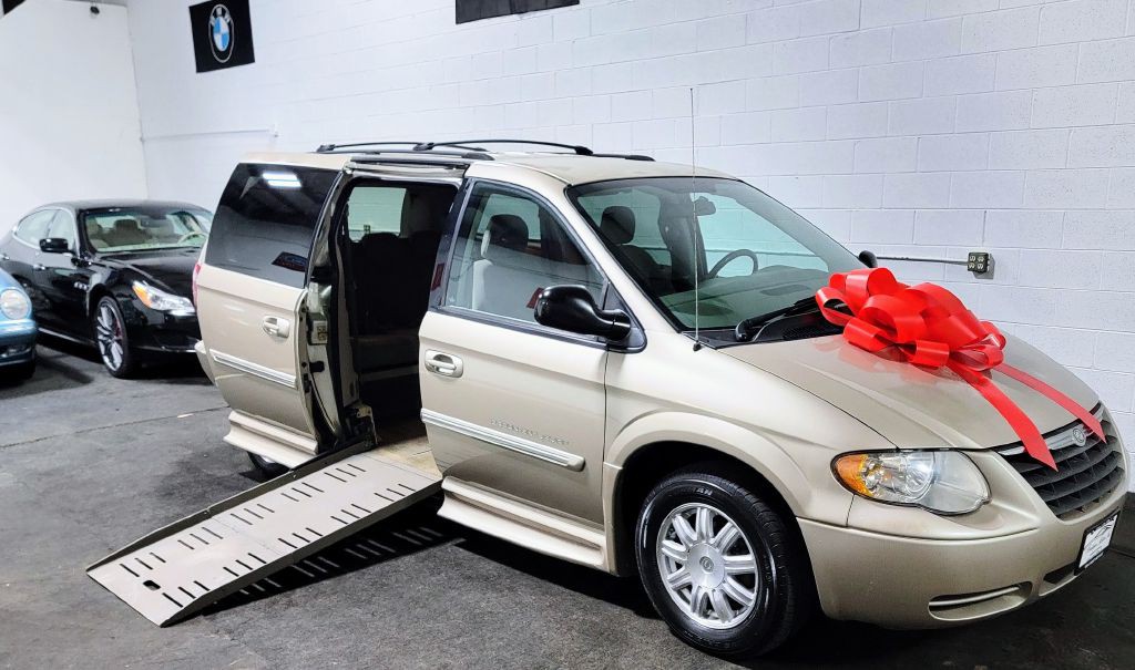 2007 Chrysler Town & Country Image 3