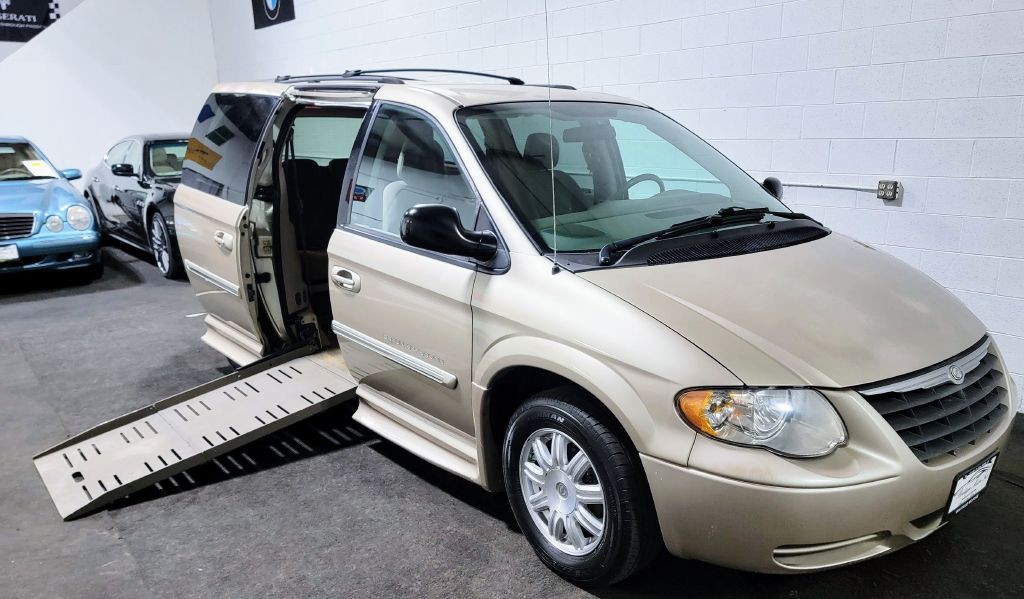 2007 Chrysler Town & Country Image 4