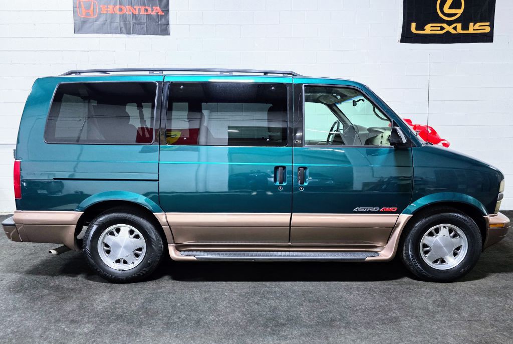 2000 Chevrolet Astro Image 2