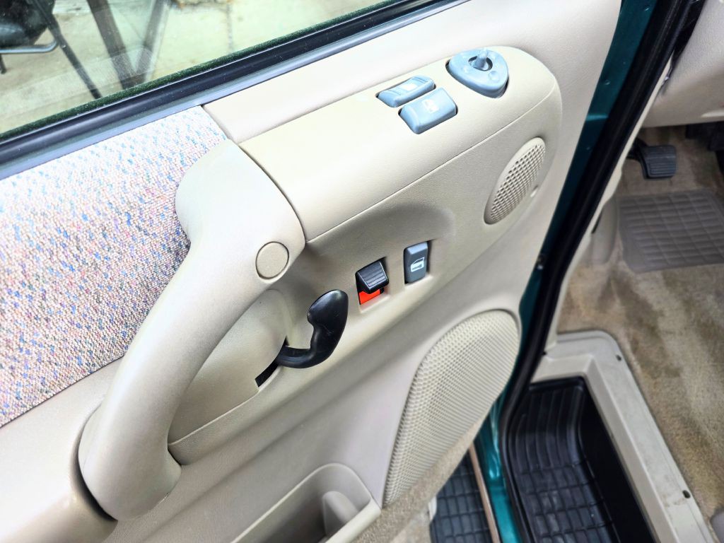 2000 Chevrolet Astro Image 9