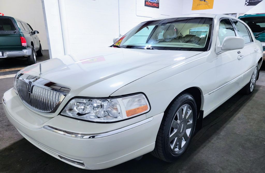 2007 Lincoln Town Car Image 2