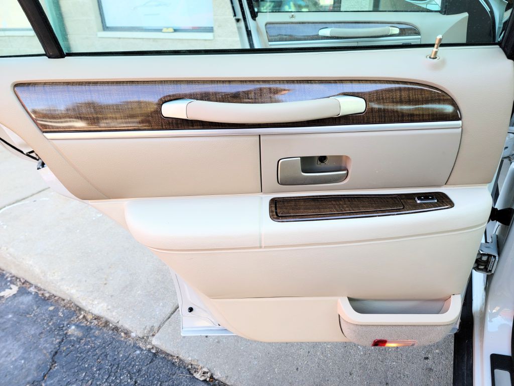 2007 Lincoln Town Car Image 21