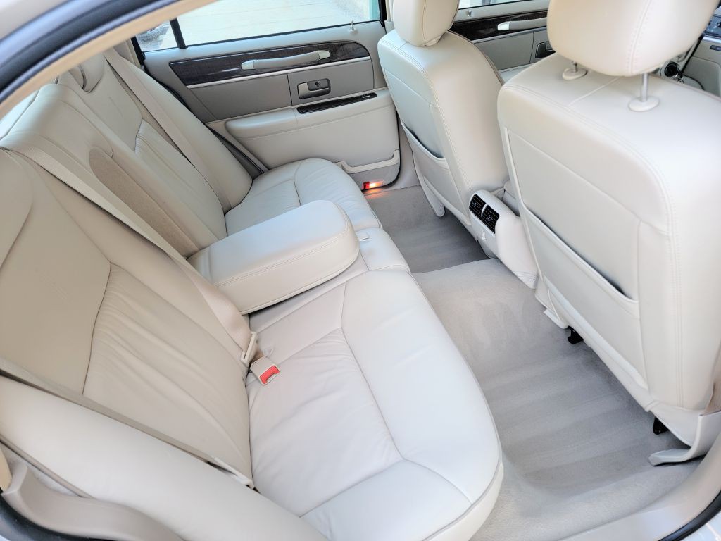 2007 Lincoln Town Car Image 24
