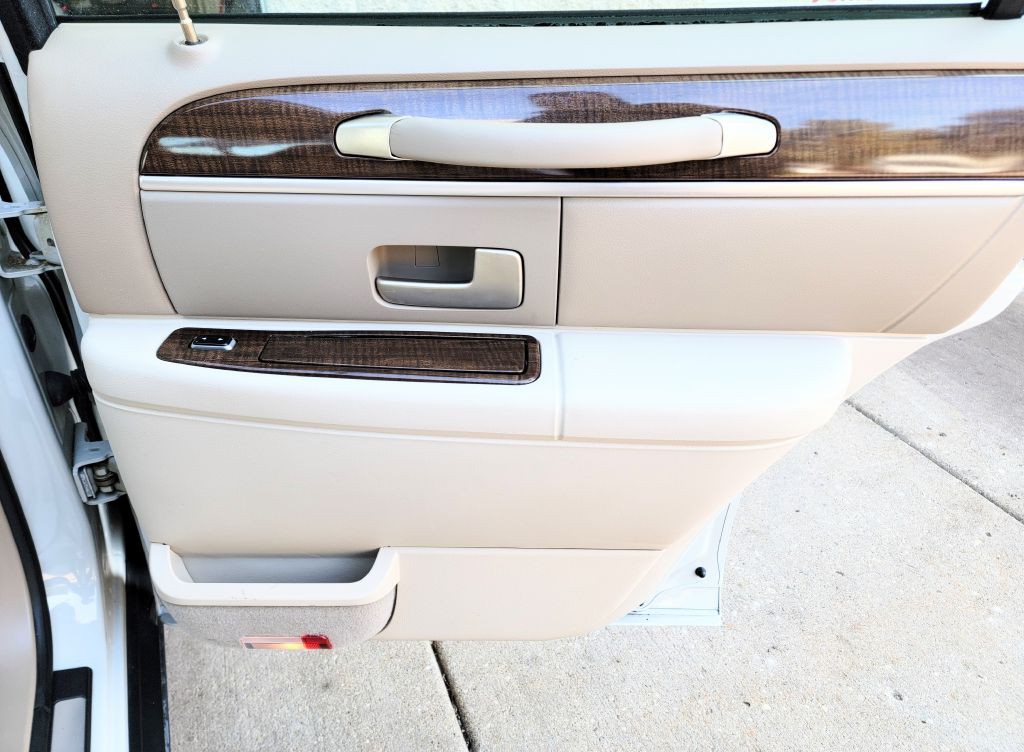 2007 Lincoln Town Car Image 28