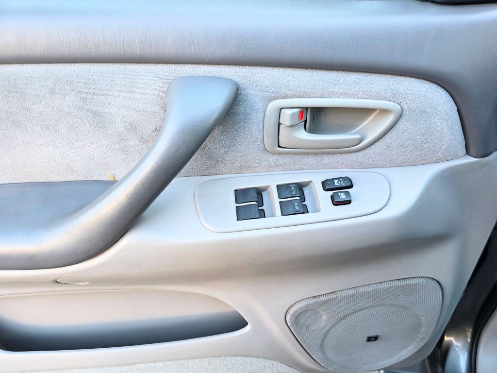 2005 Toyota Sequoia Image 11