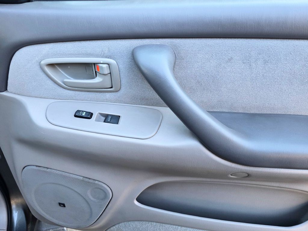 2005 Toyota Sequoia Image 15