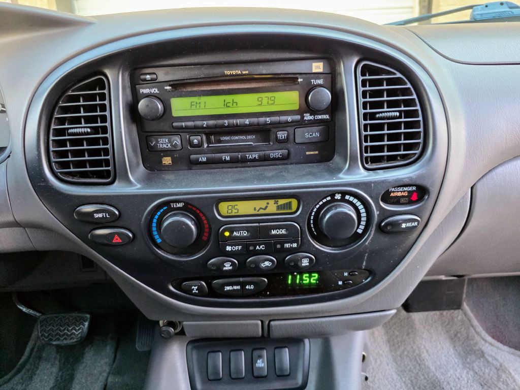 2005 Toyota Sequoia Image 18