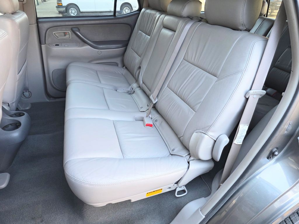 2005 Toyota Sequoia Image 21