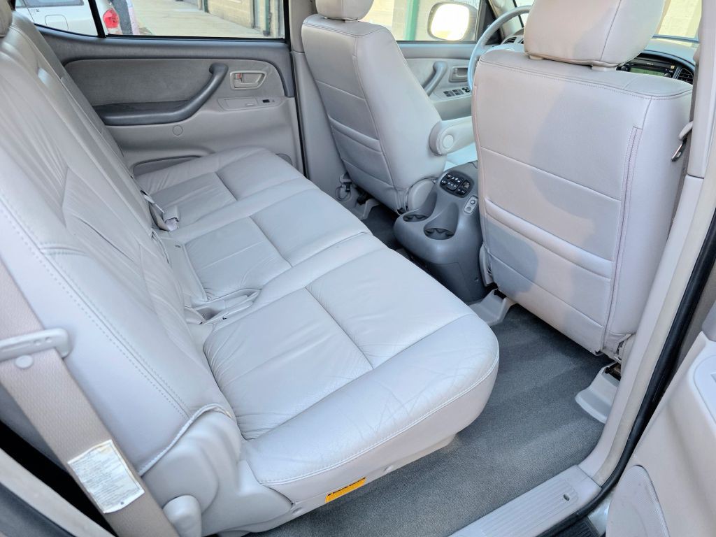 2005 Toyota Sequoia Image 24