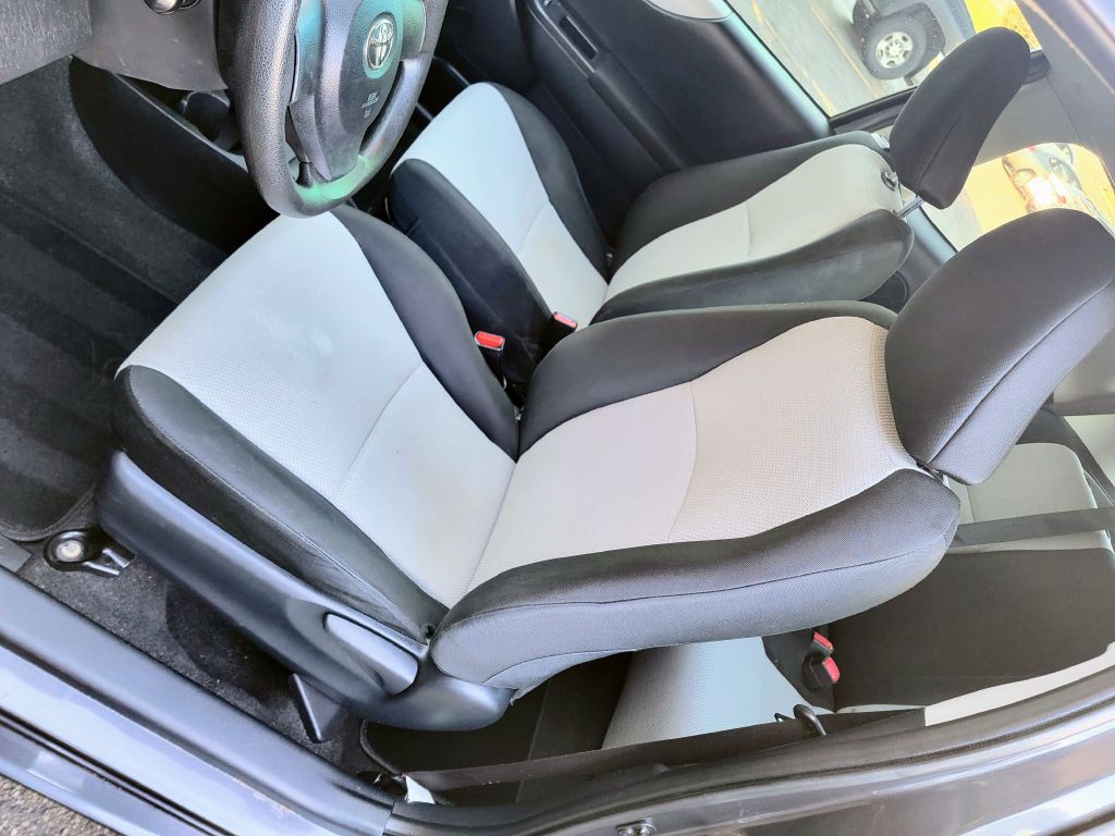 2014 Toyota Yaris Image 9