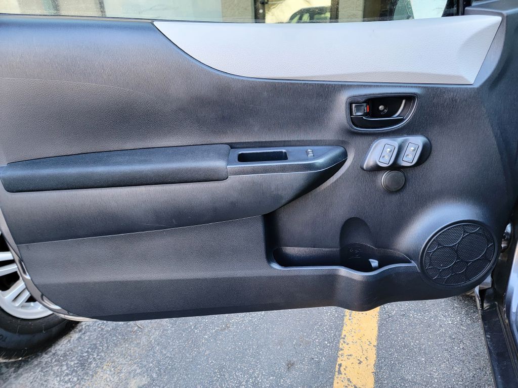 2014 Toyota Yaris Image 10