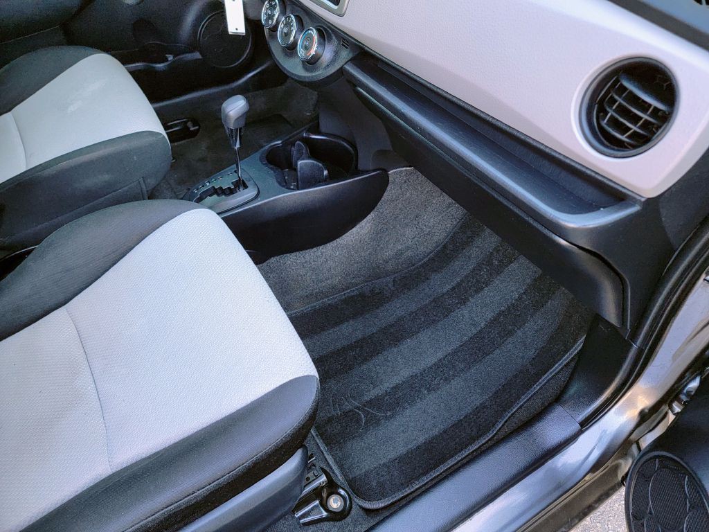 2014 Toyota Yaris Image 15