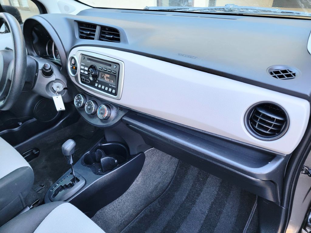 2014 Toyota Yaris Image 17