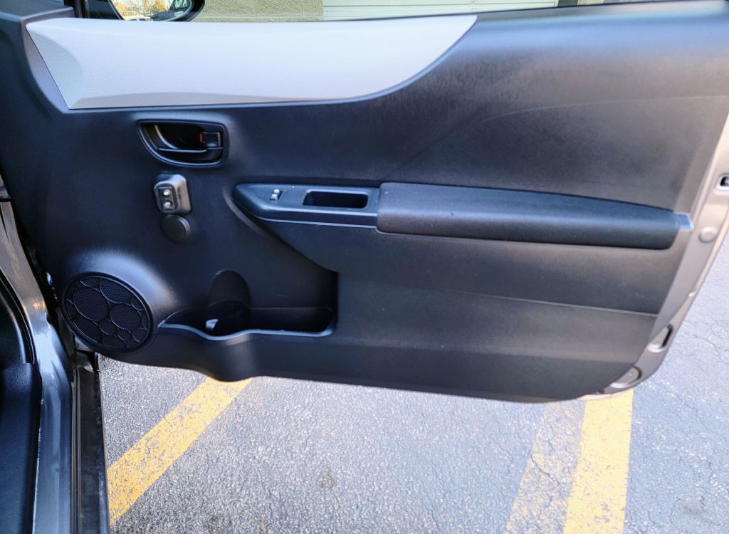 2014 Toyota Yaris Image 21