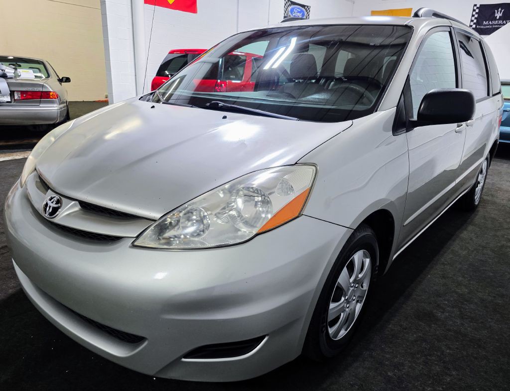 2010 Toyota Sienna Image 7