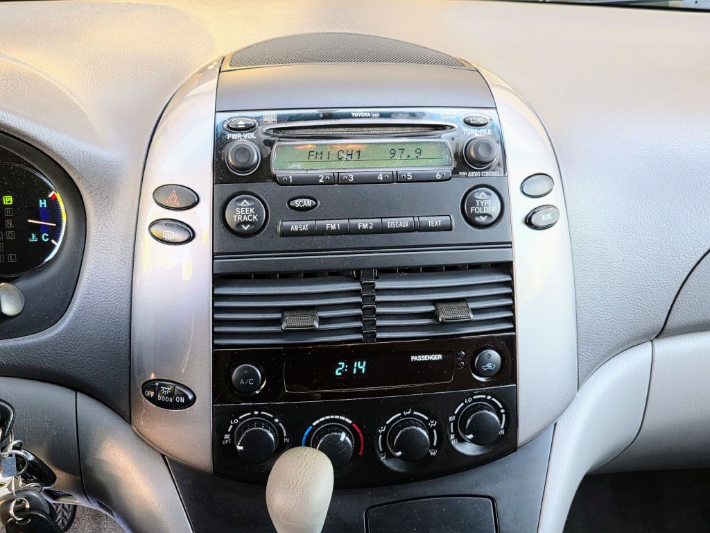 2010 Toyota Sienna Image 8