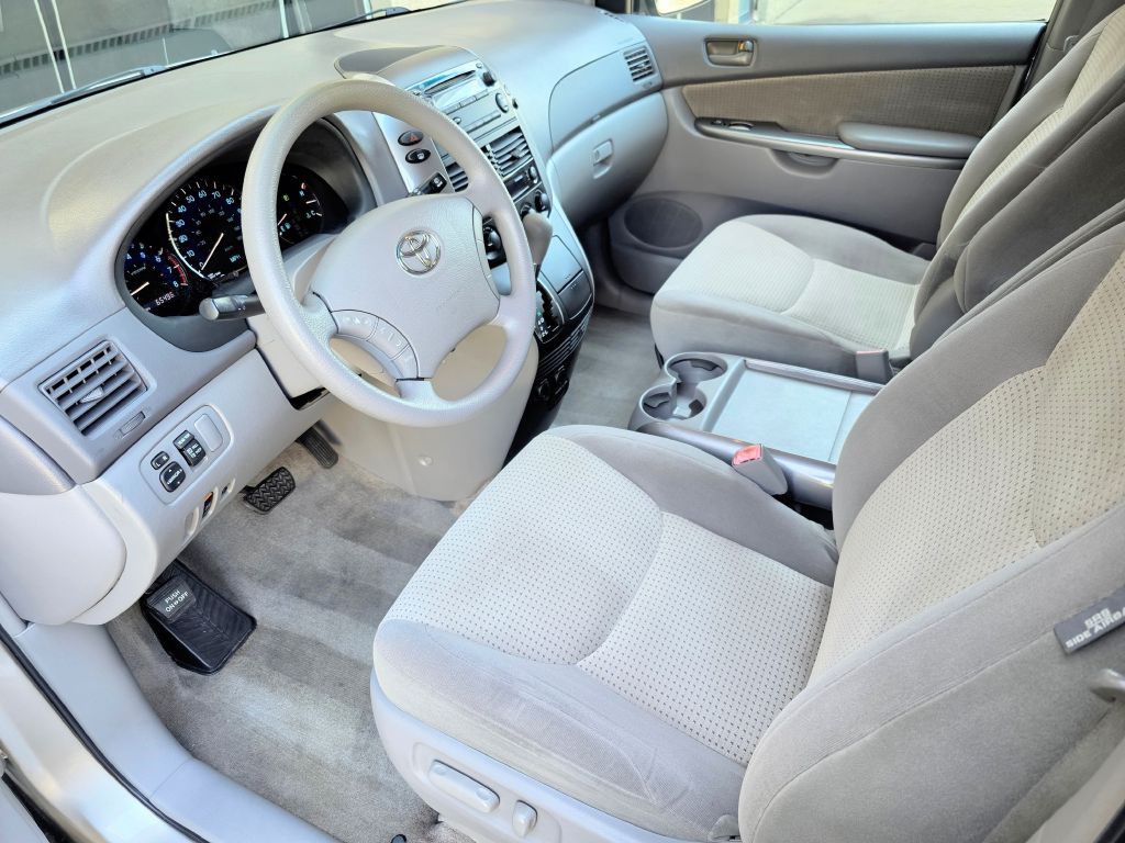 2010 Toyota Sienna Image 11