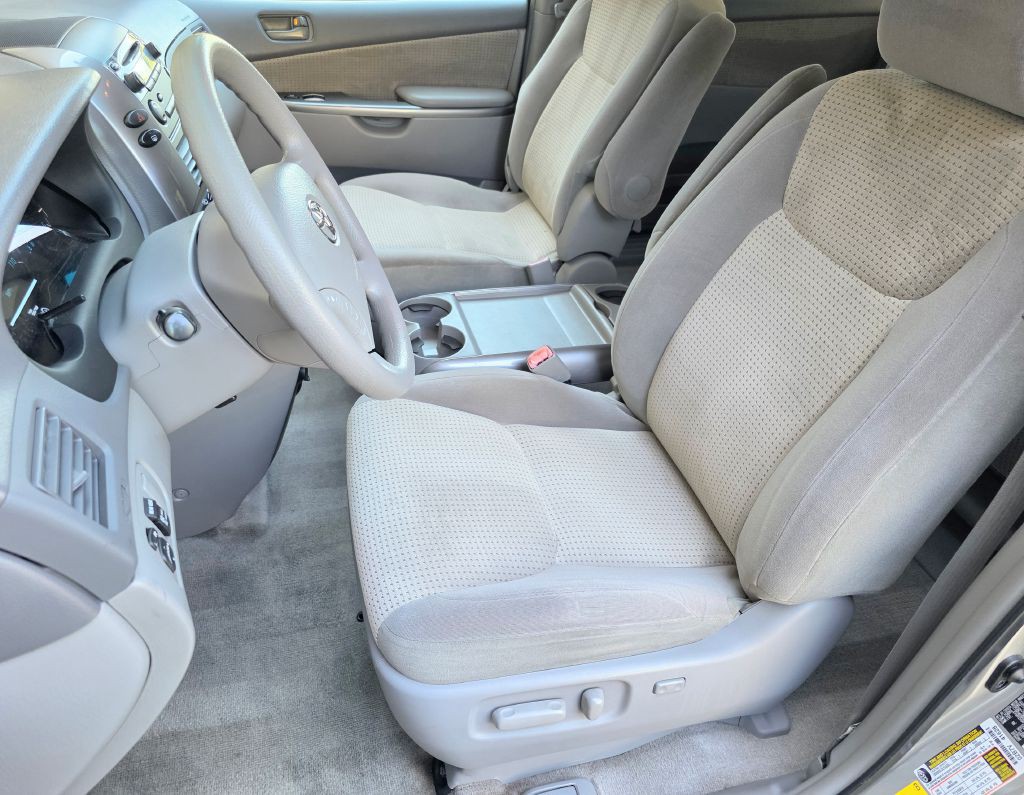 2010 Toyota Sienna Image 12