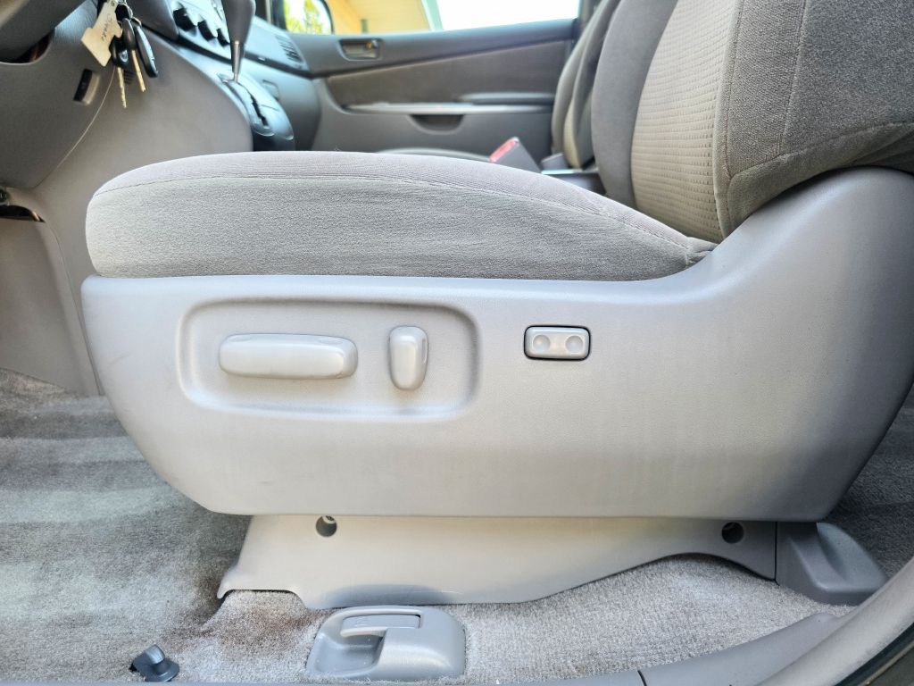 2010 Toyota Sienna Image 13